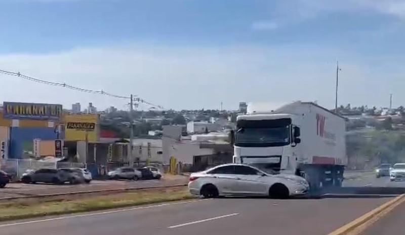 Vídeo mostra carro sendo arrastado por caminhão no Paraná