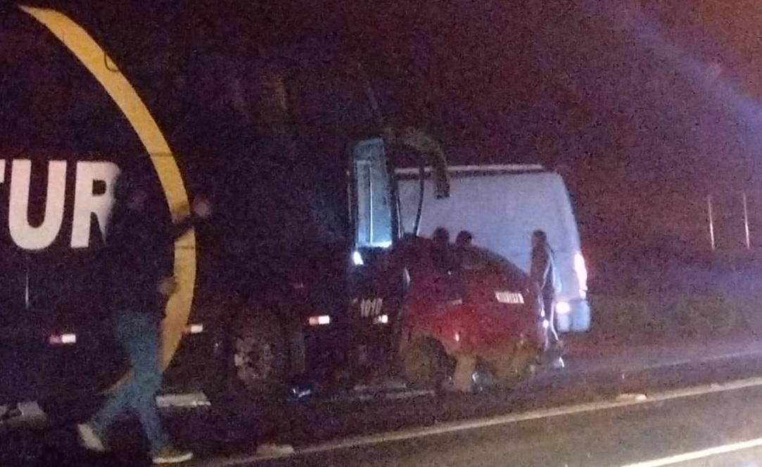 Acidente entre carro e ônibus deixa duas vítimas na PR-466, em Jardim Alegre