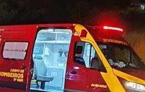 Braço estabilizador de caminhão atinge veículo e fere duas pessoas no centro de Ivaiporã