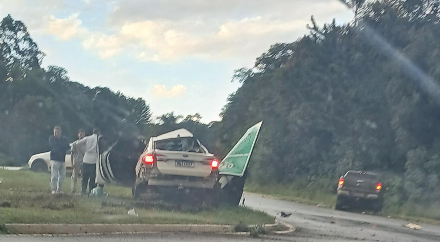 Fusion colide com caminhonete e sobe em canteiro no trevo de Pitanga