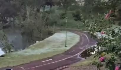 Geada cobre o gramado do Lago Municipal em Jardim Alegre nesta quarta-feira (25)
