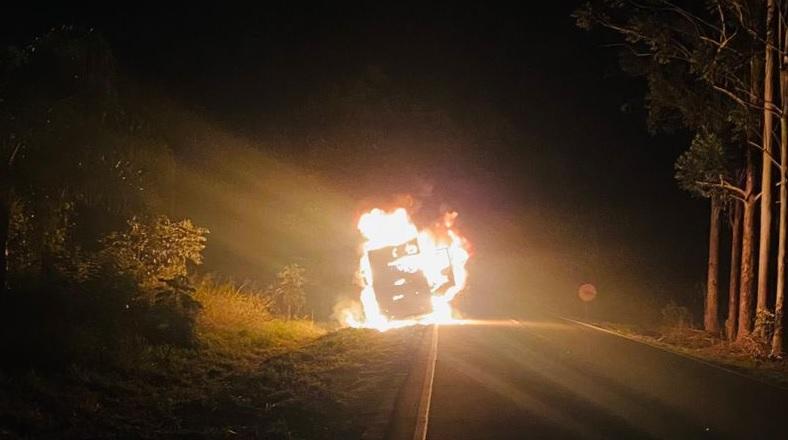 Caminhão pega fogo na PRC-487 entre Manoel Ribas e Cândido Abreu