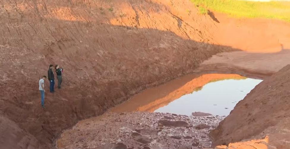 Criança de 3 anos é encontrada morta em buraco com lama, no Paraná