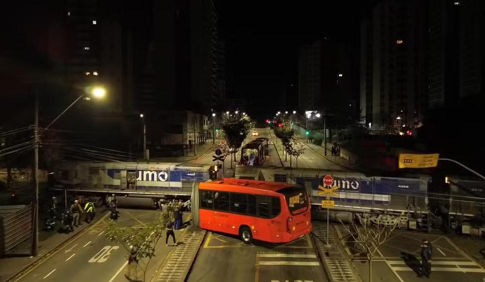 Grave acidente entre trem e ônibus em Curitiba deixa 11 Feridos