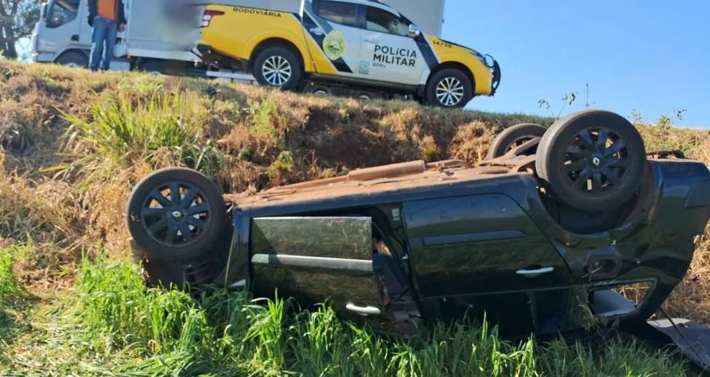 Homem fica ferido após capotar carro com placas de Ivaiporã na PRC-466