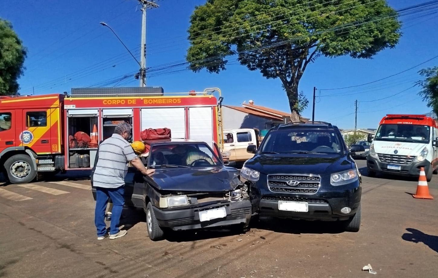 Idosa fica ferida em colisão entre dois veículos no centro de Ivaiporã