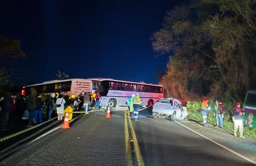 Acidente envolvendo carro e três ônibus deixa duas vítimas fatais e 13 feridos na BR-277, no oeste do Paraná