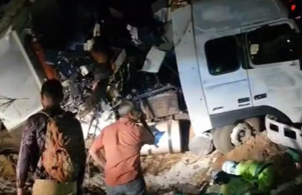 Batida entre ônibus e carreta deixa 11 mortos e 46 feridos em MT
