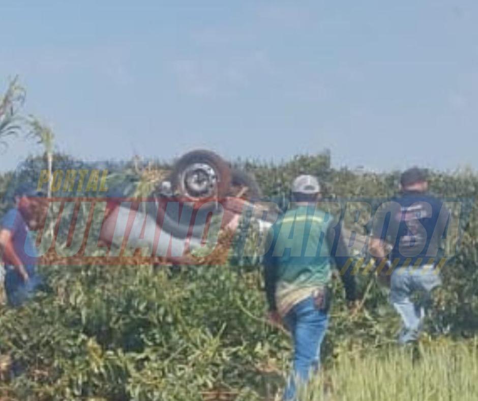 Fiat Strada capota nas proximidades da localidade Barra Preta, em Jardim Alegre