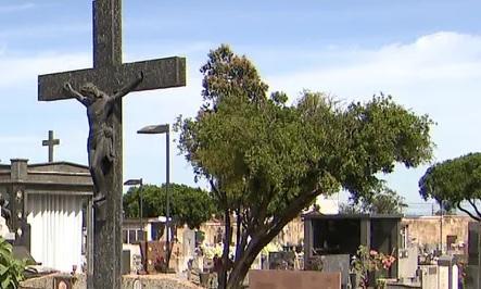 Furto de placas de bronze em cemitério de Cruzmaltina é registrado pela Polícia