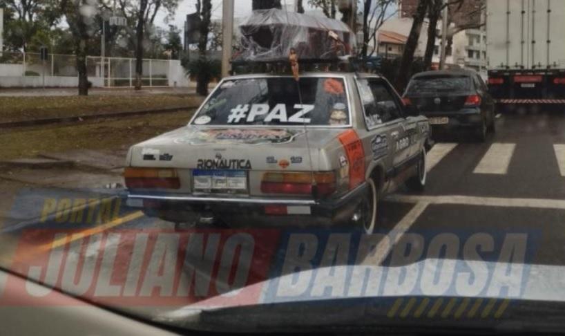 Morador de Jardim Alegre registra imagem inusitada: caixão no teto de carro!