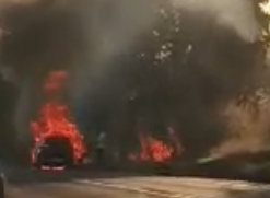 Veículo pega fogo às margens da PRC-466, em Ivaiporã