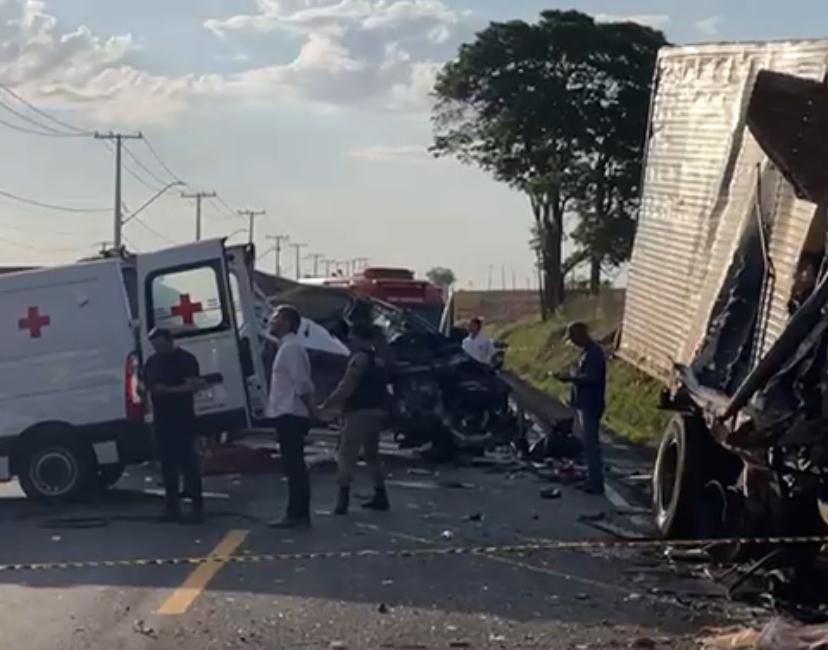 Acidente entre caminhão e ambulância deixa dois mortos em Quinta do Sol; Criança em estado gravíssimo é transferida para Maringá