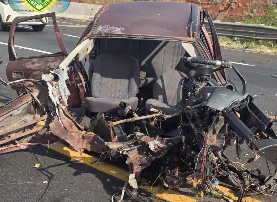 Carro é partido ao meio em acidente com caminhão em Arapongas; motorista fica em estado grave