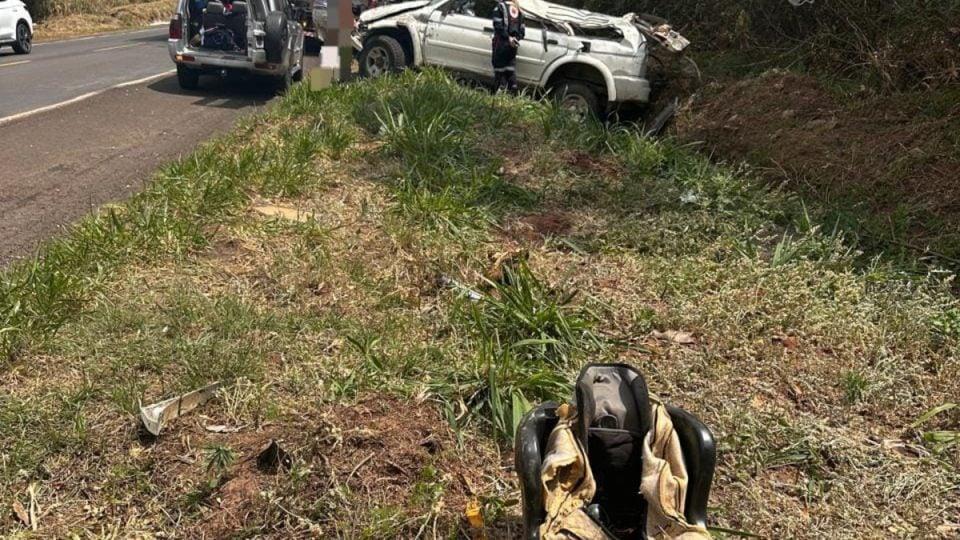 Criança de 2 anos morre após cadeirinha ser arremessada em capotamento na BR-376, no Paraná