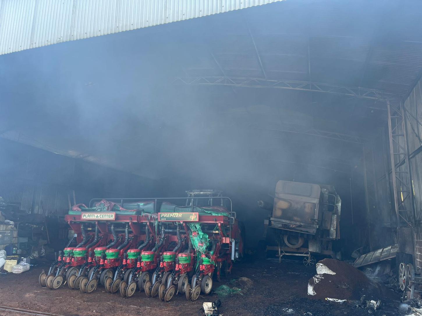 Incêndio em barracão de máquinas mobiliza Corpo de Bombeiros em Lidianópolis
