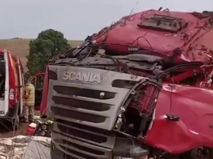 Carreta tomba e motorista fica preso nas ferragens na PRC-466, em Manoel Ribas