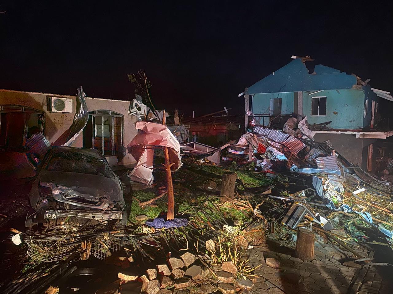 NOVAS IMAGENS E MAIS DETALHES: 432 pessoas são atendidas após tornado em Rio Bonito do Iguaçu; governador decola para região