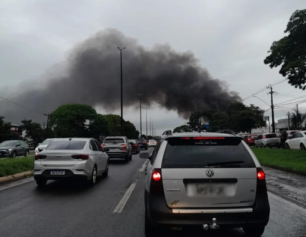 Incêndio de grandes proporções atinge distribuidora de peças de caminhão em Maringá