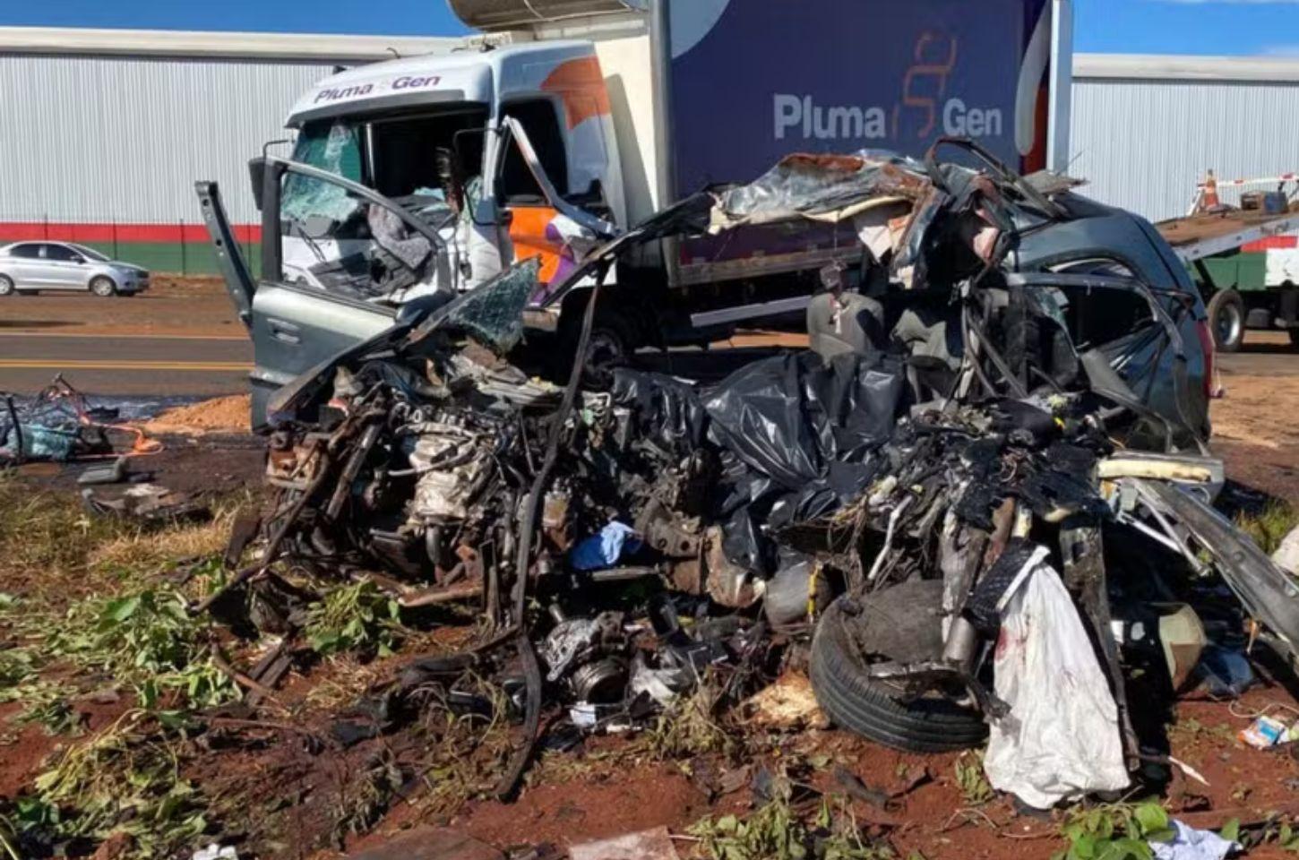 Seis pessoas da mesma família morrem em colisão entre carro e caminhão em Rolândia