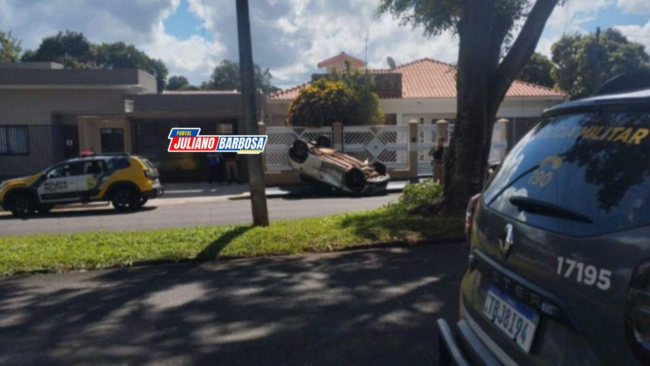 Carro capota após colisão na Avenida Tancredo Neves, em Ivaiporã; ninguém ficou ferido