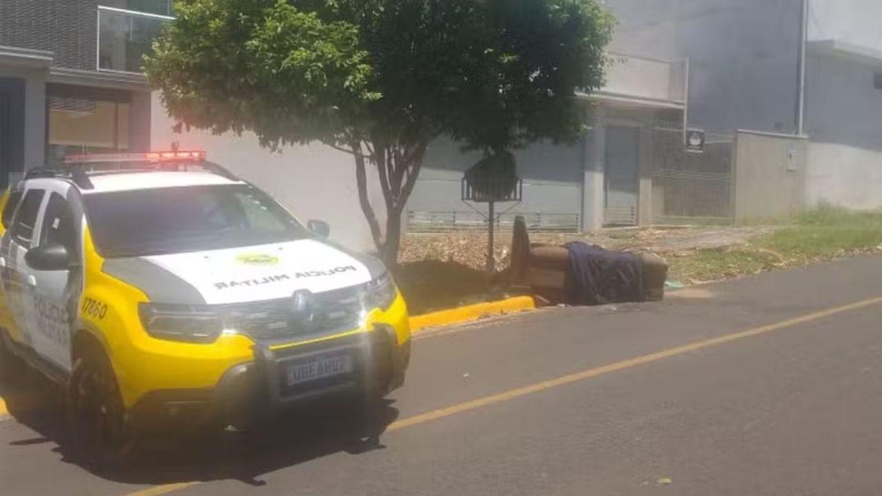 Corpo é encontrado dentro de sofá abandonado em calçada no Paraná
