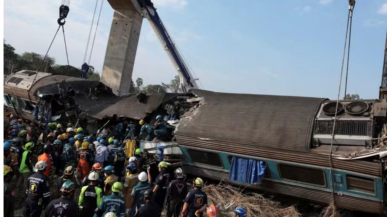 Guindaste cai sobre trem com quase 200 passageiros e mata dezenas na Tailândia