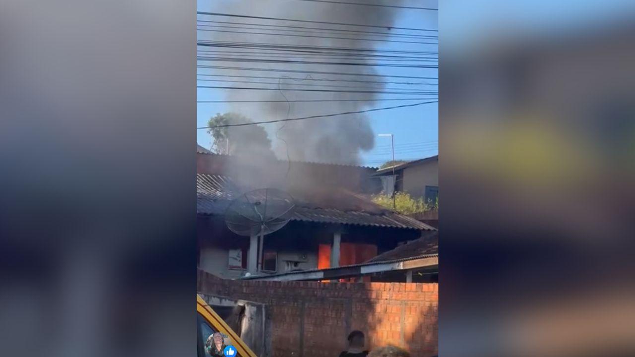 Incêndio atinge residência em Ivaiporã e destrói parte do imóvel