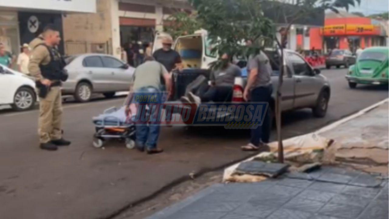 Motociclista perde equilíbrio e colide com carro estacionado no centro de Jardim Alegre