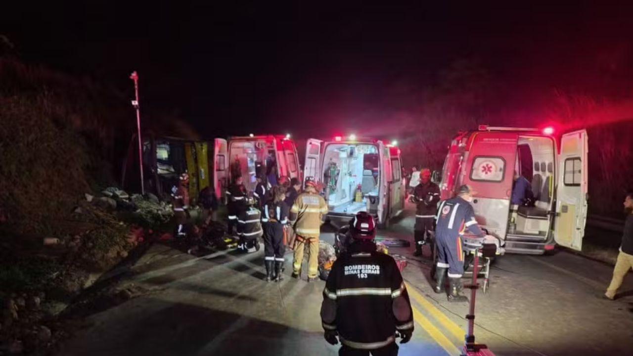 Ônibus com 48 passageiros tomba na BR-251, em MG, deixa cinco mortos e nove feridos graves