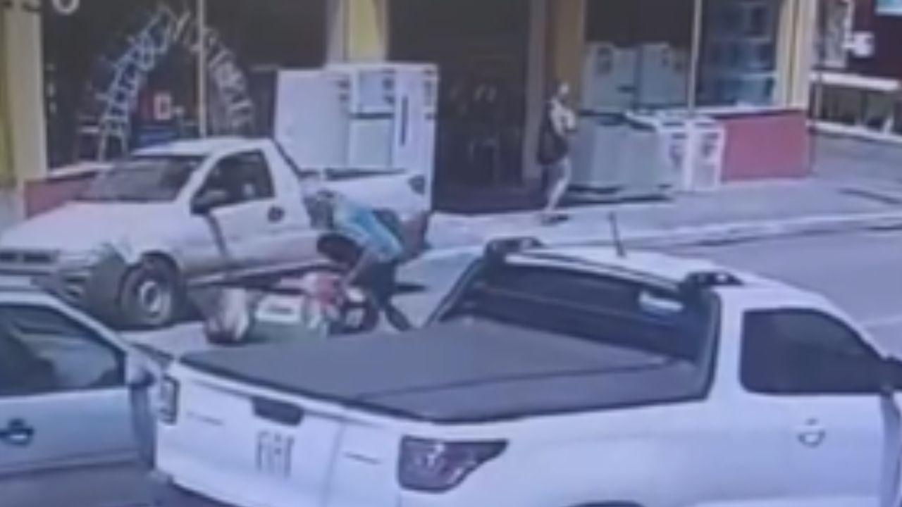 Acidente envolve motocicleta, pedestre e veículo no centro de Cândido de Abreu