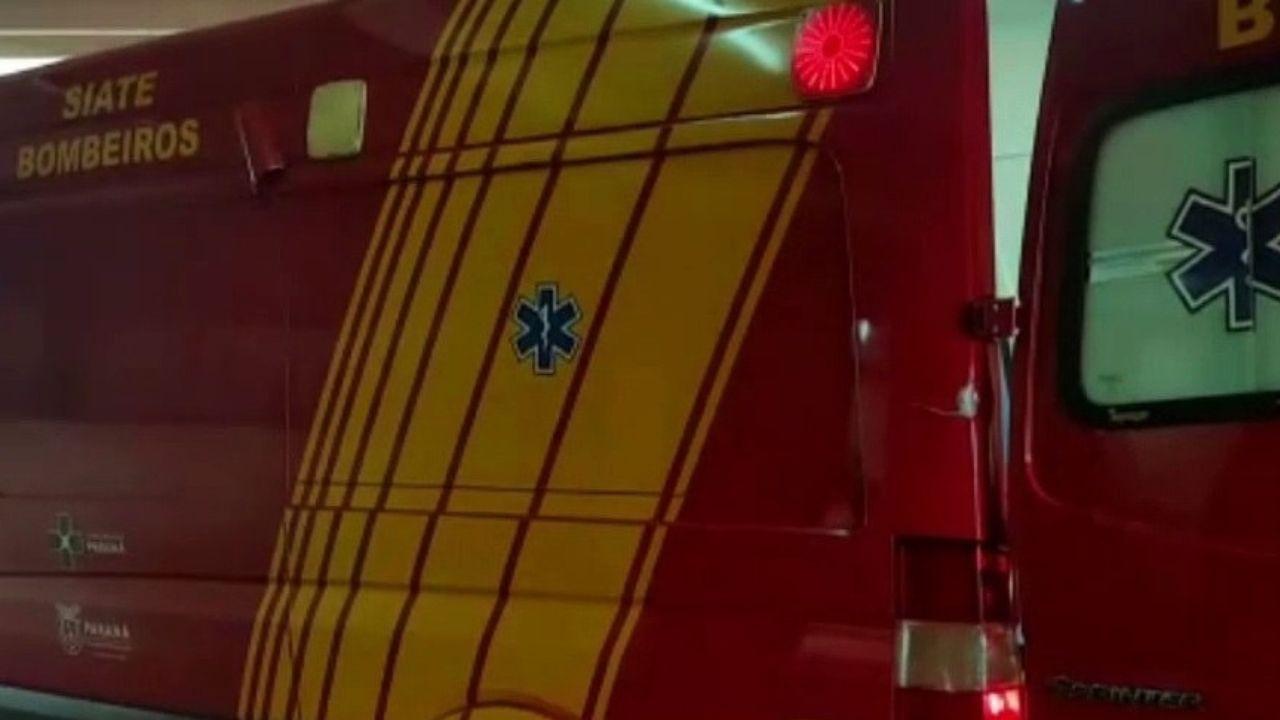 Colisão entre carros deixa mulher ferida e causa danos em residência em Ivaiporã