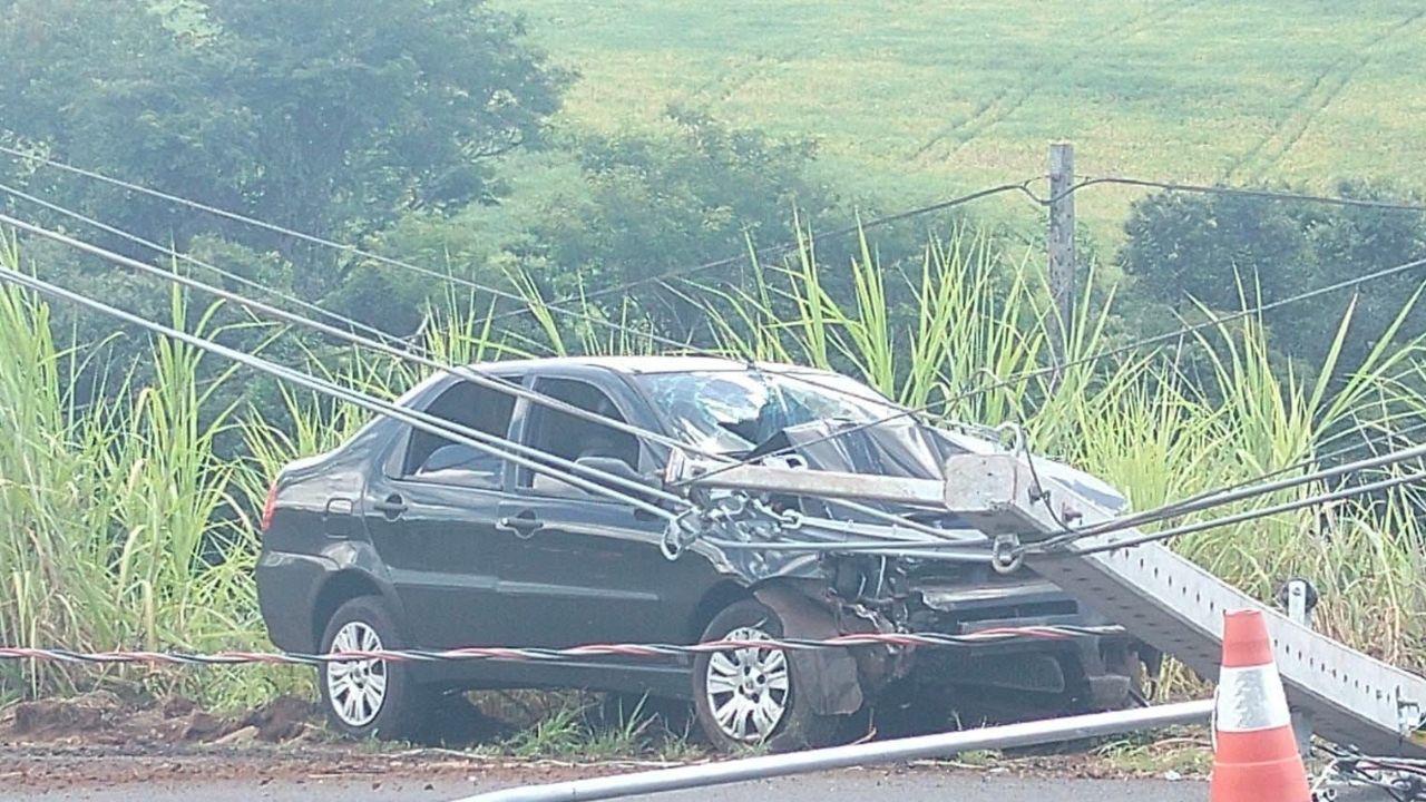 Ocupantes deixam local após carro bater contra poste em Ivaiporã