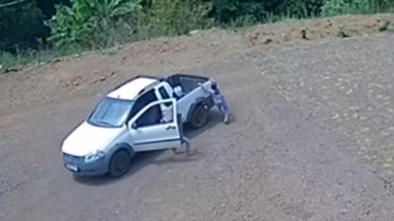 O abraço do pai após o susto; vídeo em que crianças pulam de carro em movimento no PR viralizou nas redes