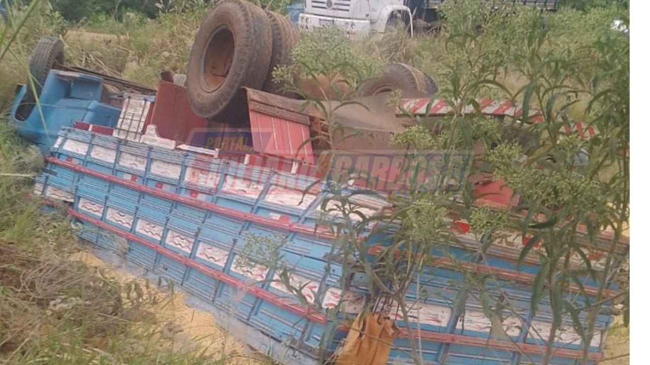 Caminhão carregado de soja tomba em estrada rural entre Lunardelli e Pouso Alegre