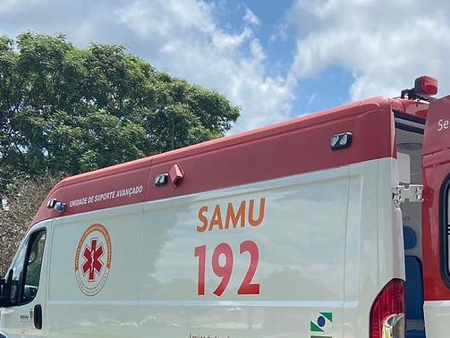 Carro bate contra poste em São João do Ivaí e motorista é socorrido pelo SAMU