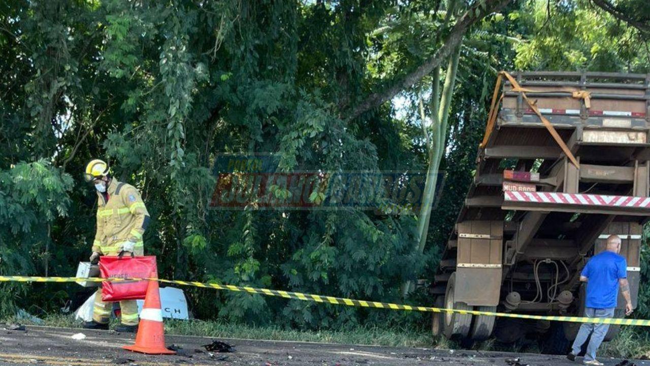 Colisão frontal entre caminhonete e caminhão deixa três mortos na PR-082, entre Jardim Alegre e Lunardelli