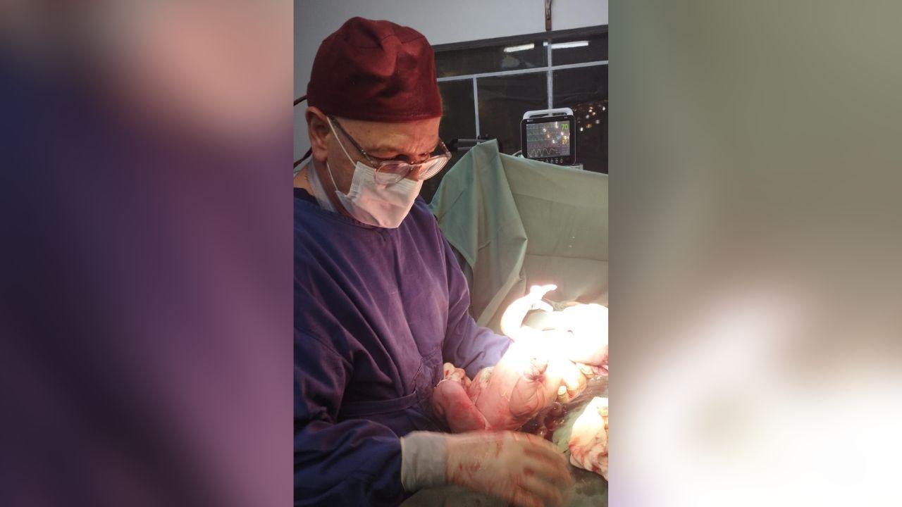 Imagem emocionante revela último parto realizado pelo Dr. Eduardo em Jardim Alegre; José Mateus nasceu dias antes da morte do médico