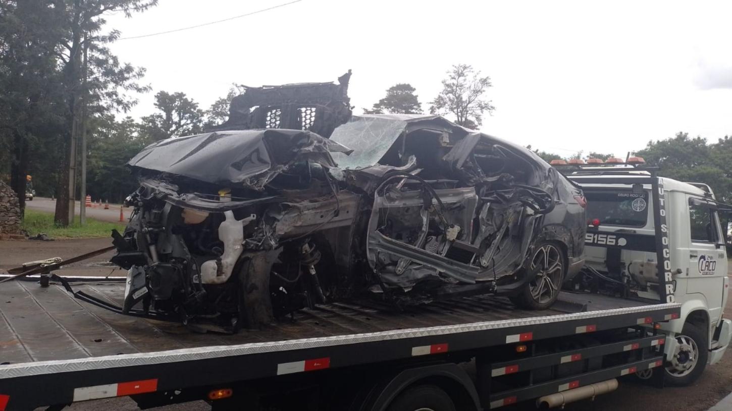 Motorista que causou acidente com carro da saúde de Jardim Alegre fugiu; PRF apreendeu 360 kg de maconha no veículo roubado