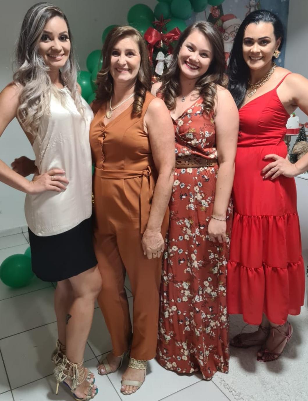 Rosemeri Retamero ao lado das filhas Aline, Caroline e Valéria