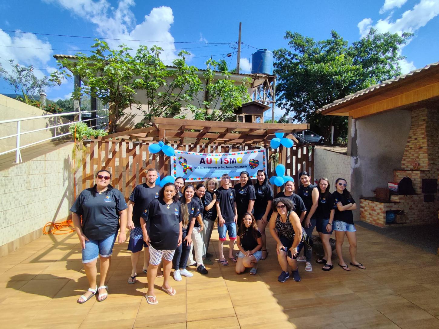 Membros da APAANJA em celebração ao Dia Mundial da Conscientização do Autismo
