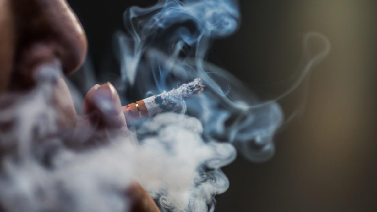 Reino Unido aprova lei que proíbe venda de cigarro “por toda a vida” para nascidos a partir de 2009