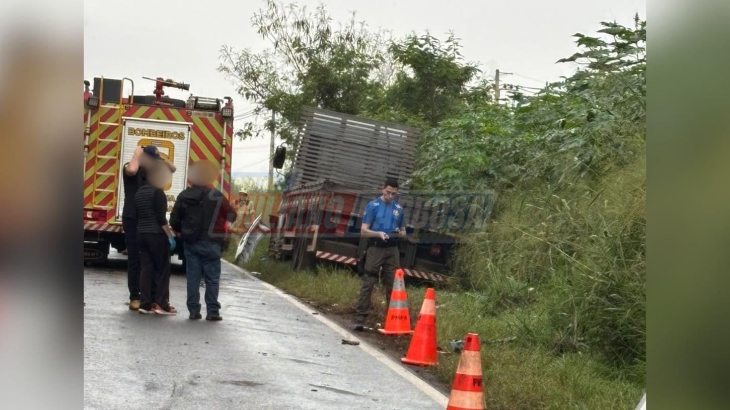Jovem de 25 anos morre em colisão frontal entre carro e caminhão na PR-082, em São João do Ivaí