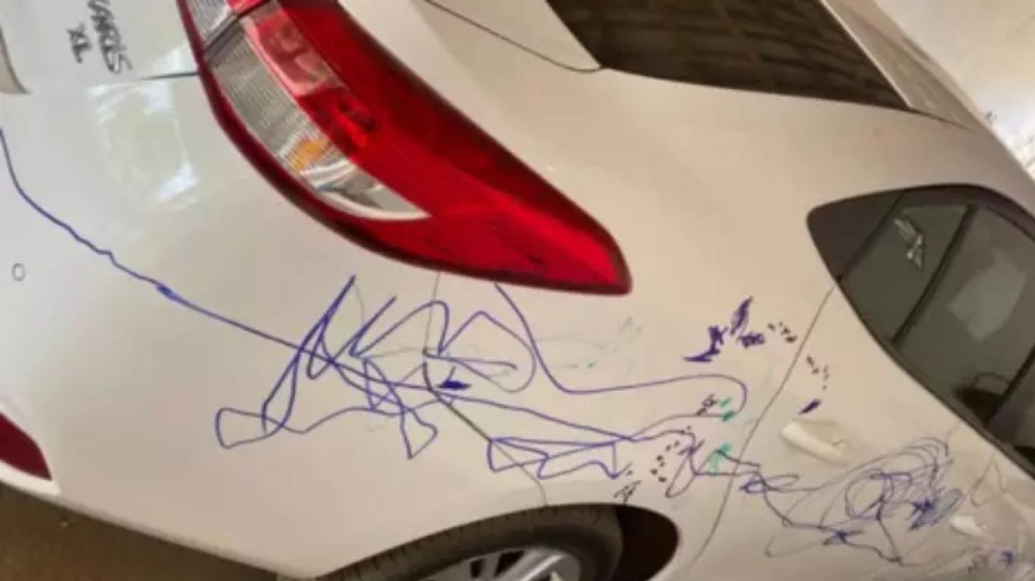 Criança risca carro do pai com caneta permanente e mãe desabafa: “Minha reação foi chorar”