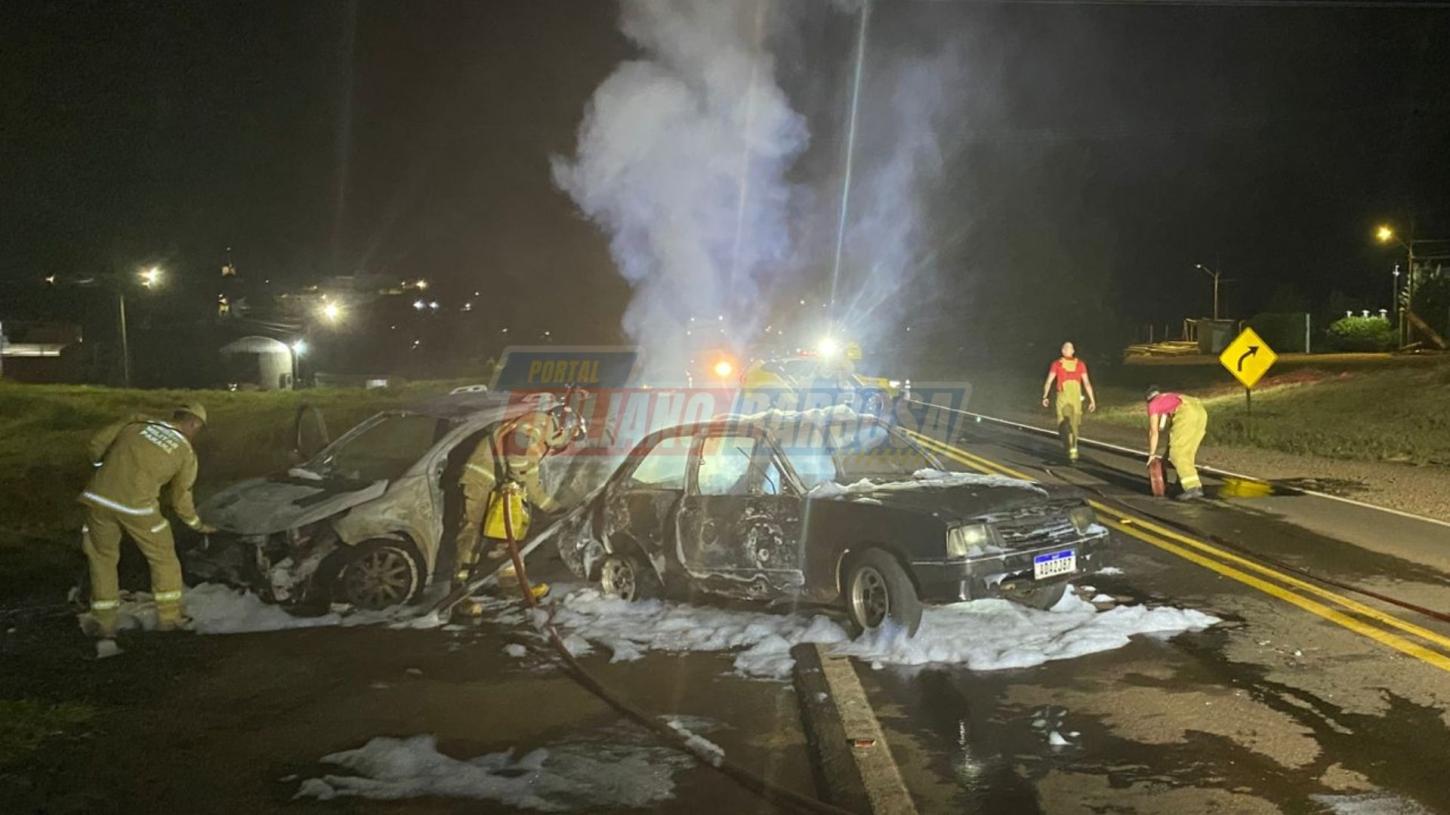 Veículos totalmente destruídos pelo fogo após colisão na PRC-466, em Jardim Alegre, que deixou Leandro Aparecido Possari gravemente ferido; ele não resistiu aos ferimento