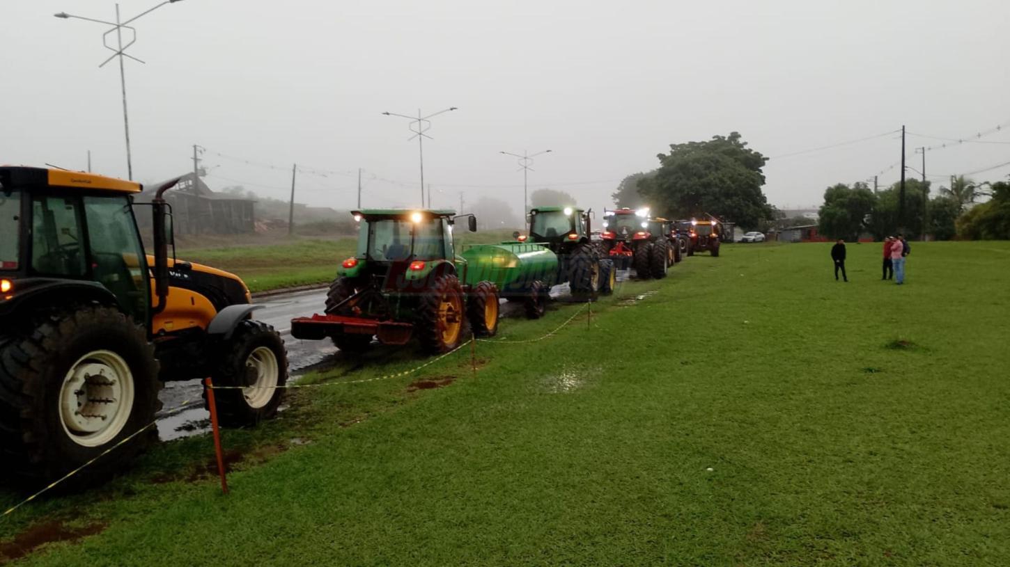 Moradores, amigos, familiares e produtores rurais prestam uma última homenagem ao mecânico Leandro Possari