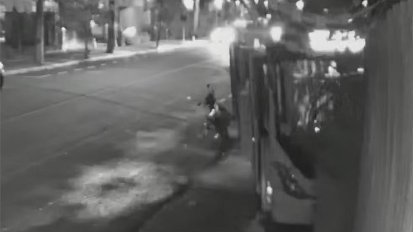 Motorista sai para embarcar pessoa em cadeira de rodas, ônibus fica desgovernado e passageiros saltam antes de batida, em Londrina