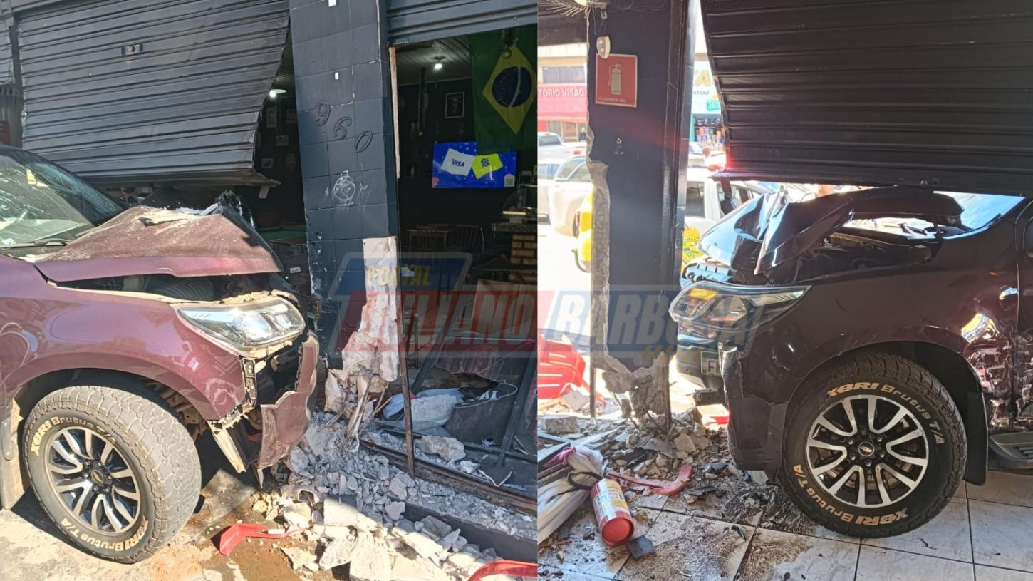 Caminhonete invade lanchonete após colisão no centro de Ivaiporã