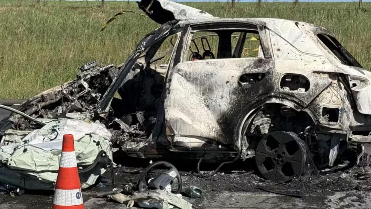 Carro elétrico pega fogo após colisão com caminhonete e motorista morre carbonizado no Paraná; sete pessoas ficaram feridas