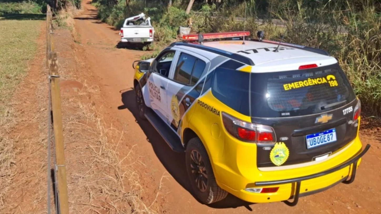 Criança de 4 anos morre após caminhonete sair da pista e bater contra árvore em Santa Fé